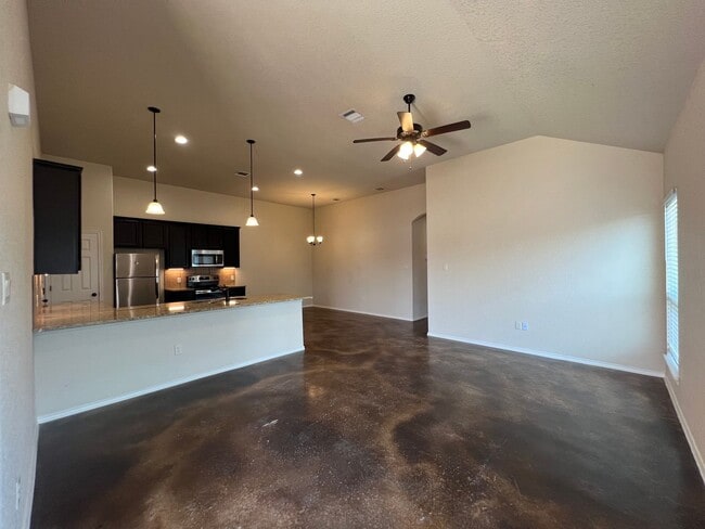 Building Photo - Luxury 3/2 duplex in great New Braunfels N...
