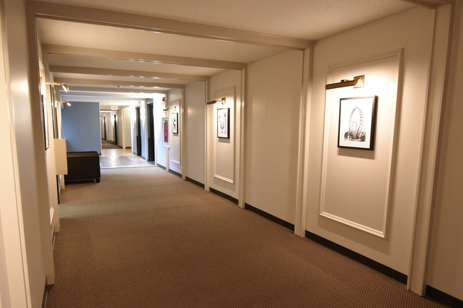 Langosta - Knollwood Towers West  Apartments