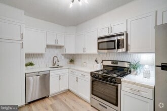 Building Photo - 1300 Army Navy Dr