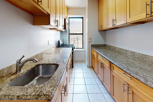Building Photo - 513 W 179th St