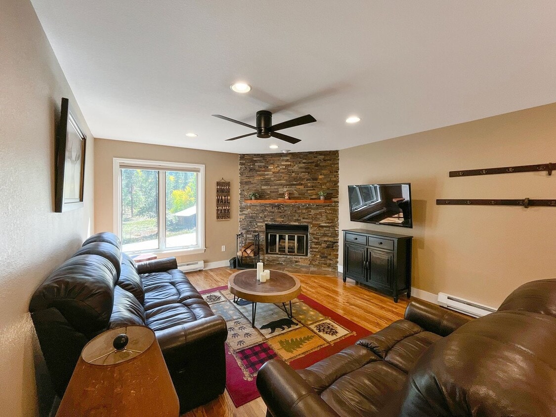 Primary Photo - Walk to main st! 5-6 month winter rental!