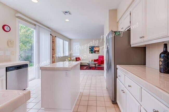 Building Photo - 4 Bedroom Home Corner Lot ~ 1 bedroom on 1st evel ~ 3 Full Bathrooms