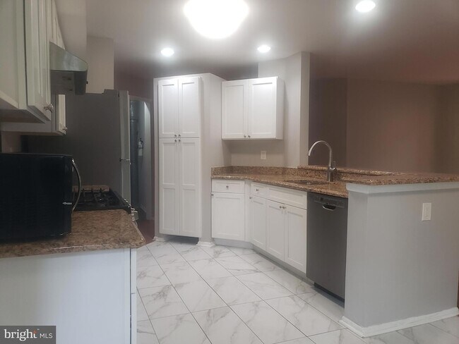 Building Photo - 5032 Beech Ct