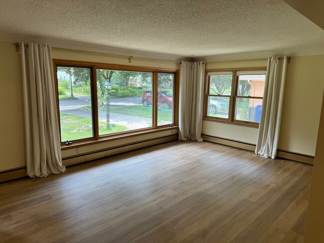 Living Room - 993 Hyacinth Ave E