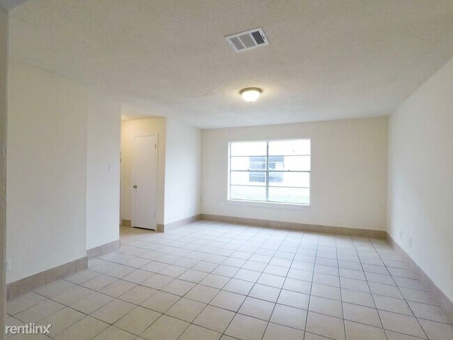 Building Photo - 2 br, 2 bath Townhome - 6609 Brittmoore Rd