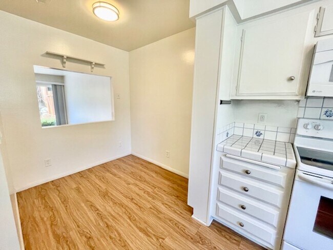 Foto del edificio - Bright single level 2 bed 1 bath Duplex