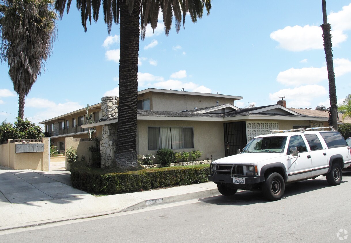 Foto principal - 5561 Gardendale St