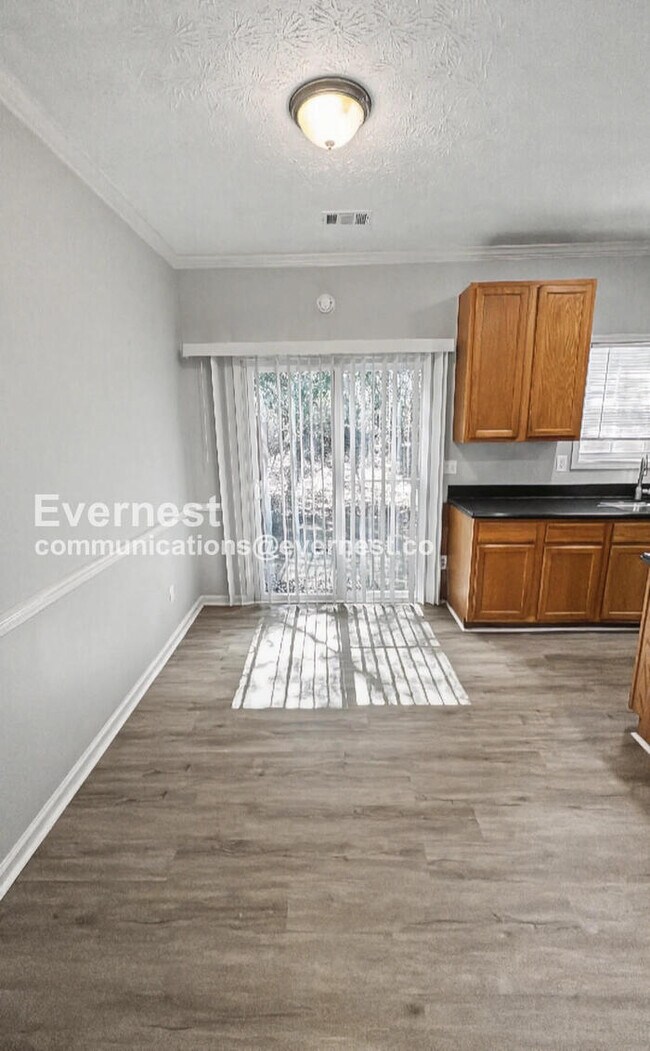 Foto del edificio - 4 Bed, 2 Bath Home with Garage / Pet-Friendly / Available Now!