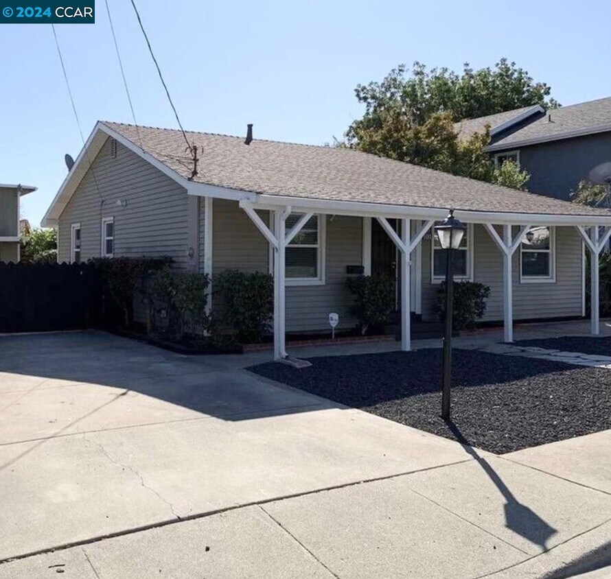 Primary Photo - 2739 Lincoln Ln