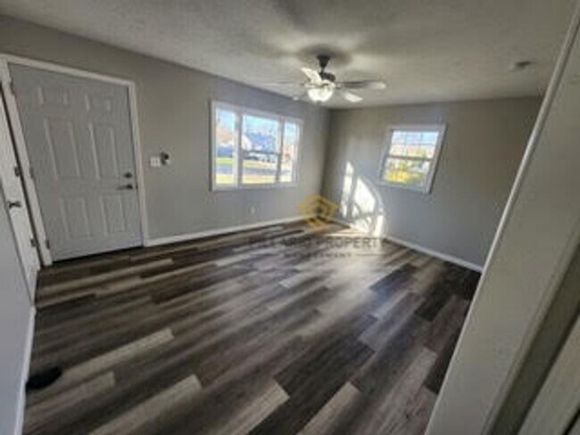 Foto del edificio - Renovated 2 Bedroom / 1 Bathroom Available...