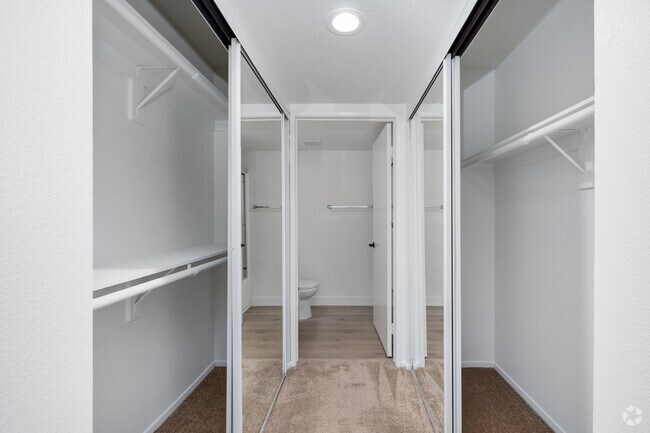 2 habitaciones, 2 baños - 1100 pies cuadrados - Armarios en la habitación principal - Collis Apartments