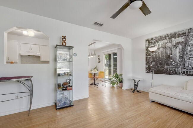 Building Photo - Perfectly Located Home for Rent in South A...
