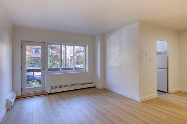 Building Photo - 2400 Av. Van Horne