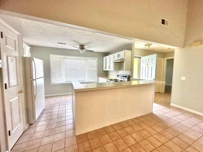 Building Photo - MOVE -IN SPECIAL $200 OFF first month's re...