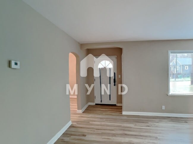 Building Photo - 1385 Lochland Rd