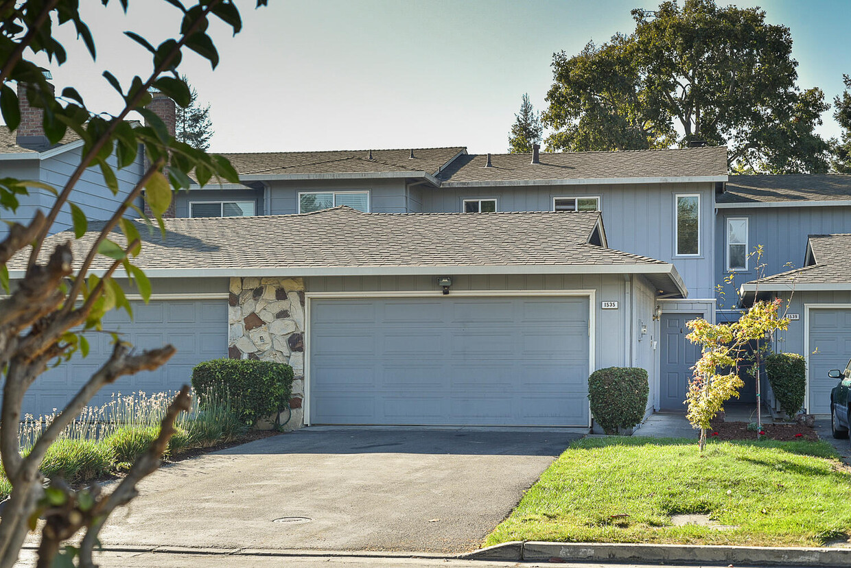 Primary Photo - 1535 Lilac Ln