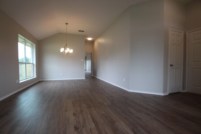 Foto del edificio - Stunning 4 Bedroom Remodel in Flint! Comin...