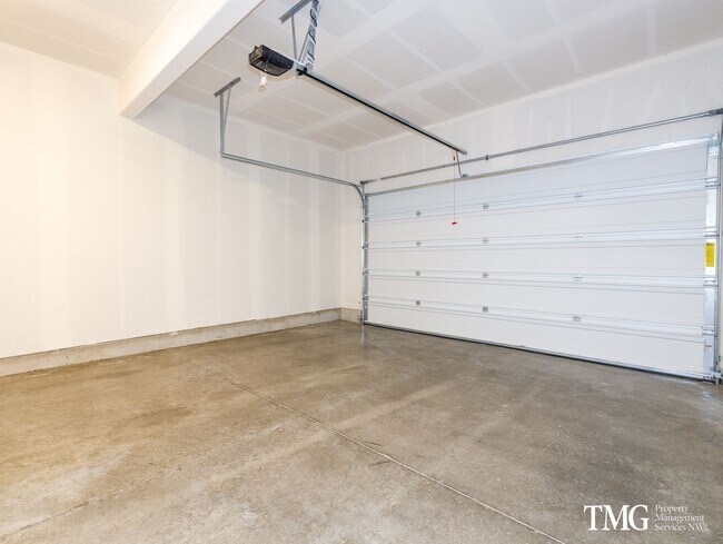 Foto del edificio - Newer 3BD/2.5BA Townhome Near Walking Trail With Fenced Back Yard, Attached Garage!