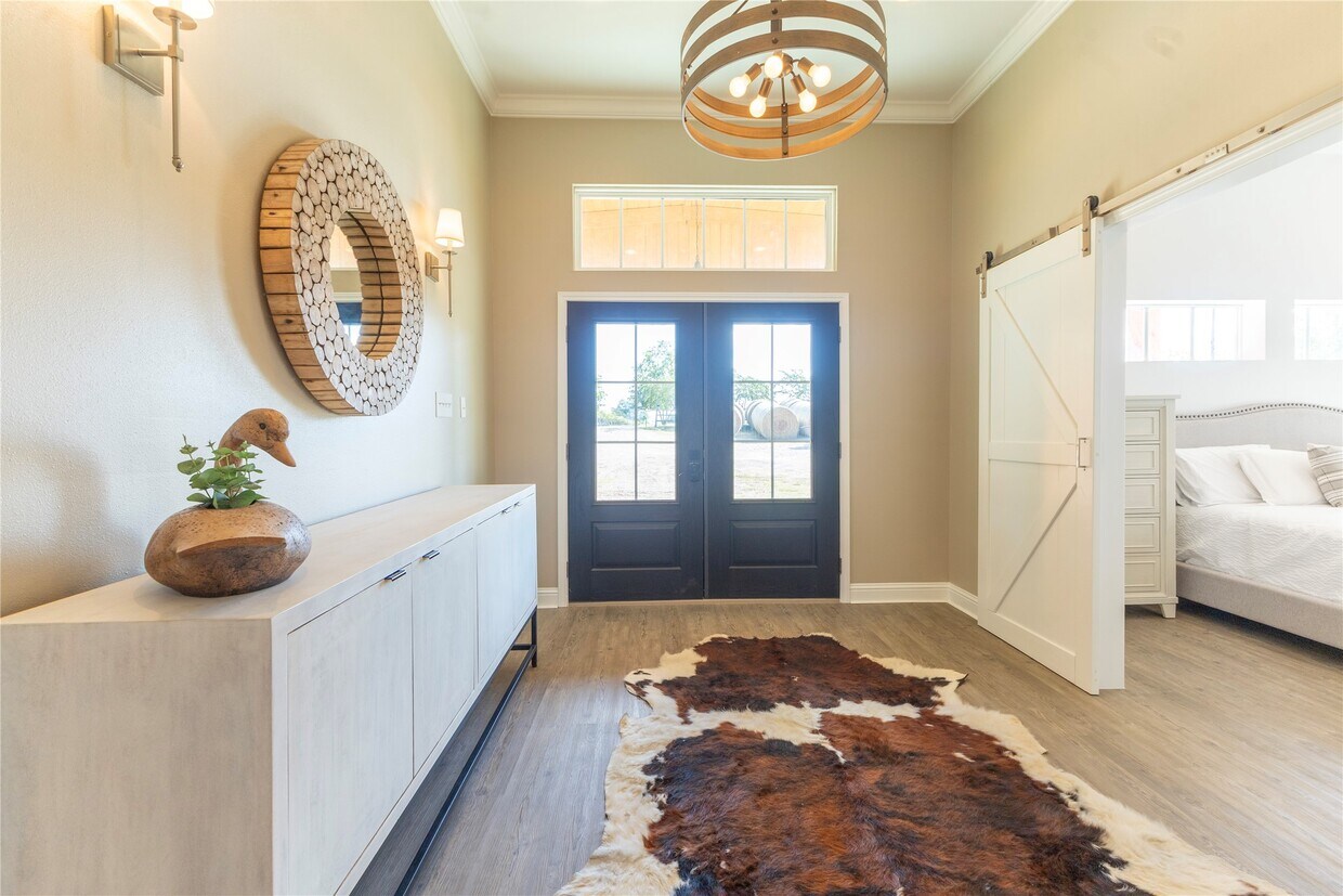 Primary Photo - 400 E Mill St