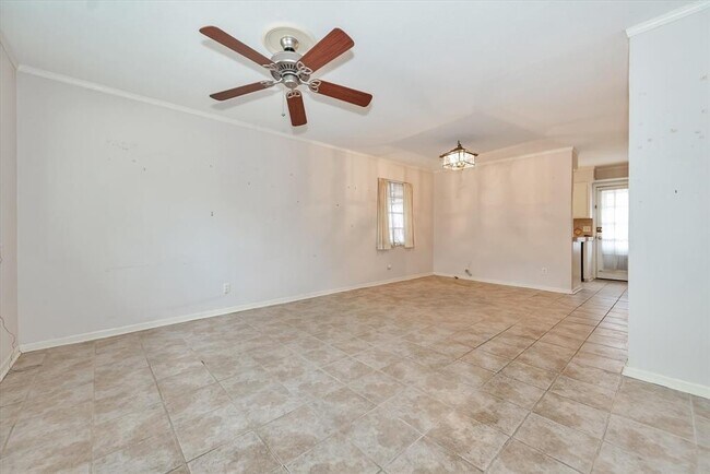 Building Photo - 10122 Shadow Wood Dr