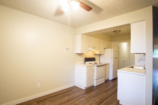 Foto del edificio - Cedar Hills Garden Style Spacious 1 Bdr w/Patio!