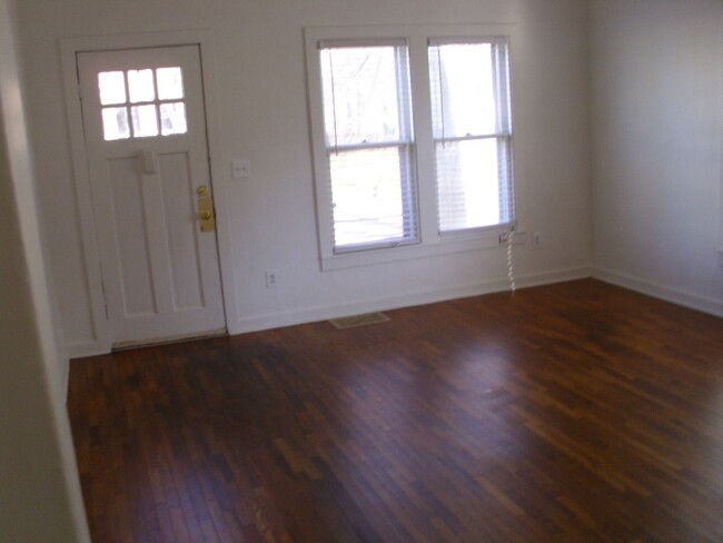 Building Photo - Centrally located 1-2 Bedroom