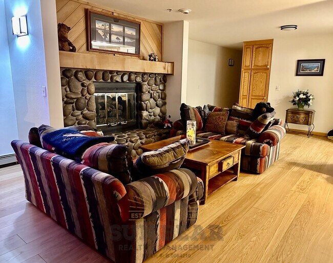 Building Photo - Adorable Condo - Perfect for Watching Suns...