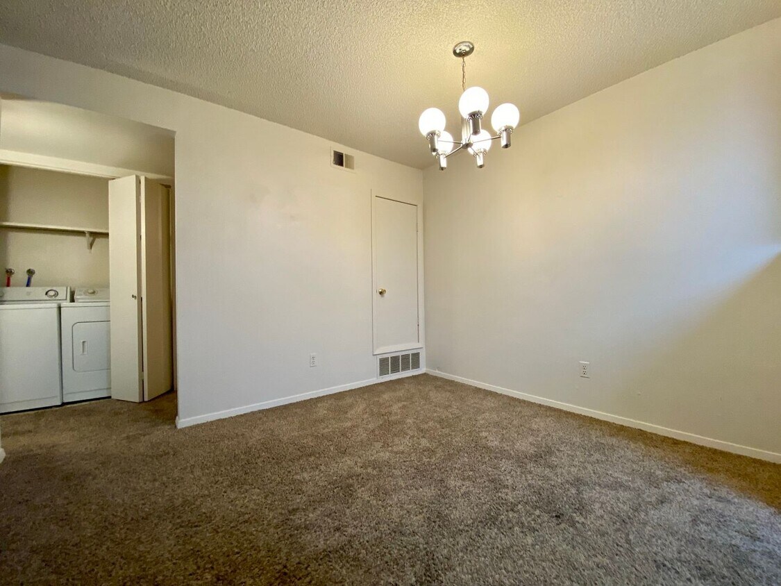 Foto principal - 1 Bed 1 Bath Aurora Condo Located Near Che...