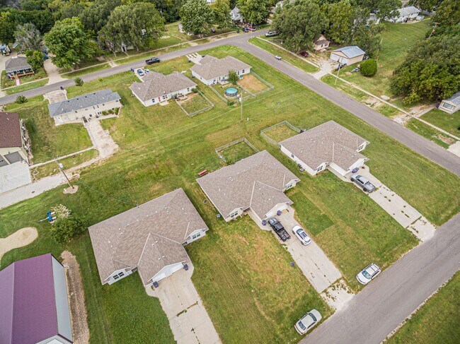 Building Photo - Walking distance to Milford Lake!