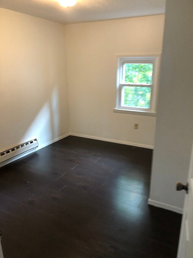dormitorio 1 - 93 W Seneca St