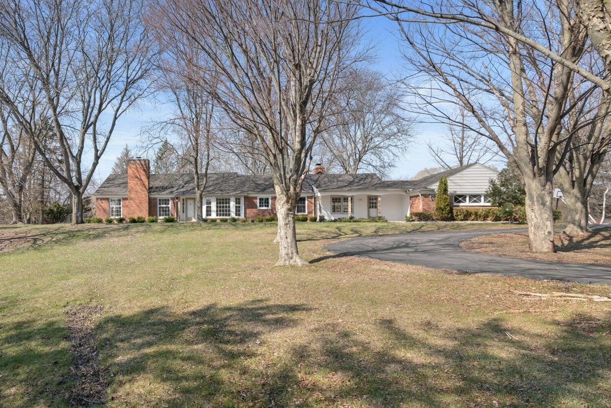 Primary Photo - 1950 Lone Pine Rd