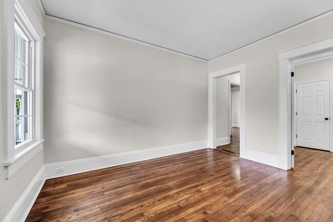 Foto del edificio - 1320 W Friendly Ave