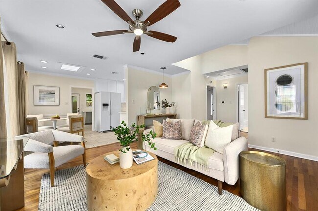 Foto del edificio - 7313 Grover Ave