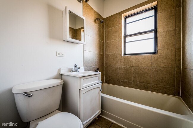 Building Photo - 2 br, 1 bath Apartment - 6400 S Rockwell St
