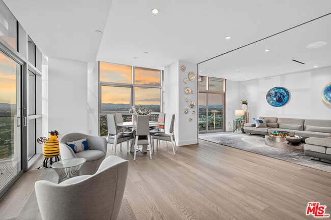 Building Photo - 13700 Marina Pointe Dr