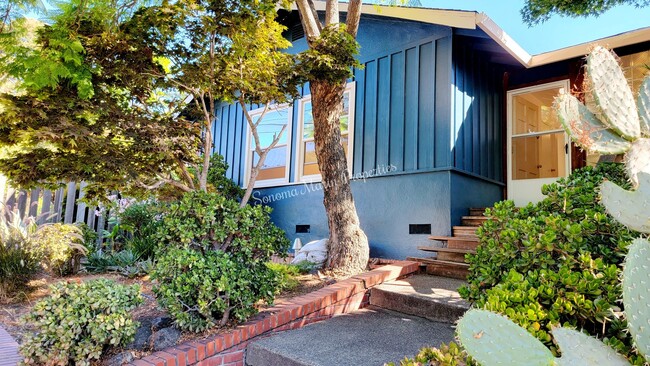 Building Photo - ~Stunning Remodeled 2 Bed/1 Bath Home in S...