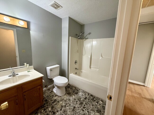 Foto del edificio - 115 Carey Ct