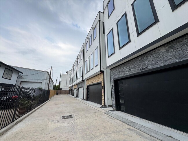 Foto del edificio - 5703 Dolores St