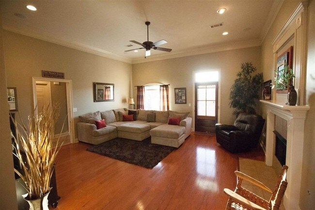 Building Photo - 317 Kings Ridge Cir