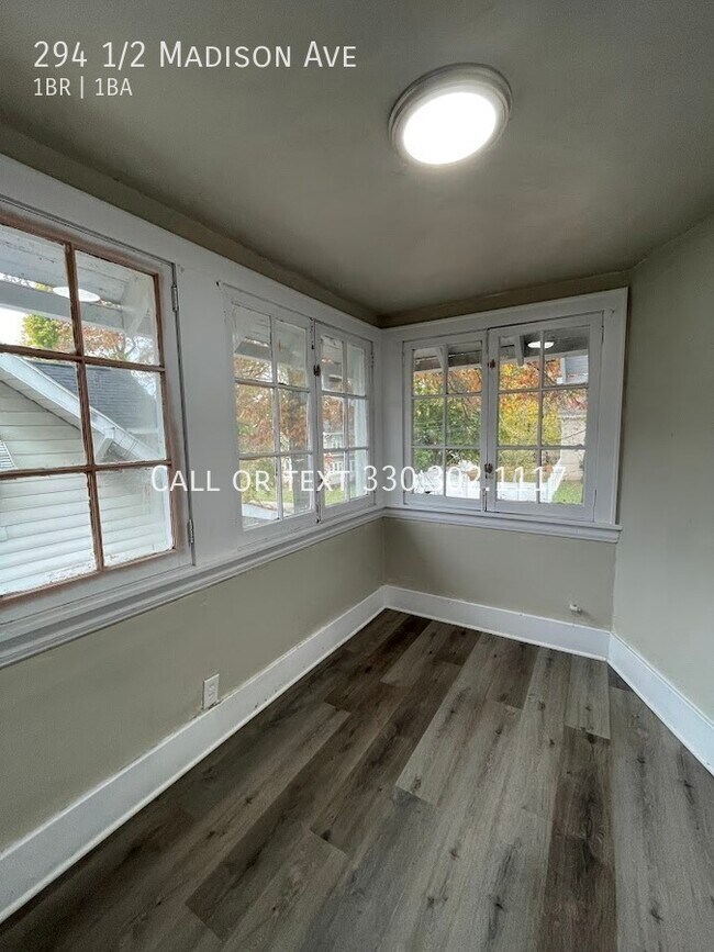 Foto del edificio - One bedroom one bathroom third level apart...