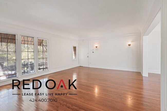Foto del edificio - Absolutely Stunning Top Floor, Two-Bedroom...