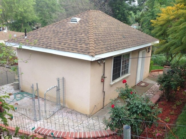 Guesthouse - 4003 Harriman Ave