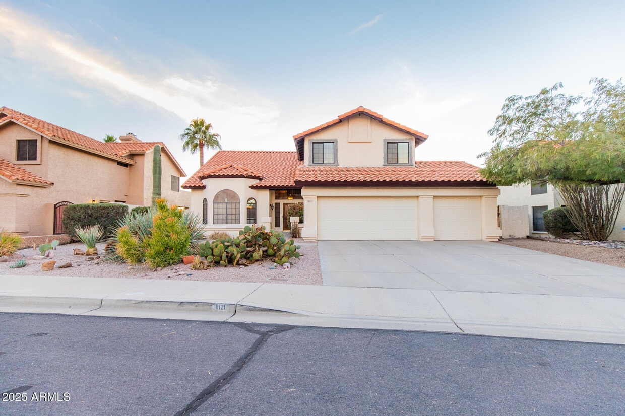 Foto principal - 6121 E Saddleback St