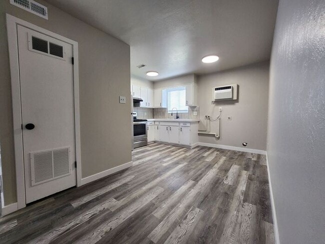 Foto del edificio - Remodeled 2-Bedroom | 1-Bathroom Upper-Lev...