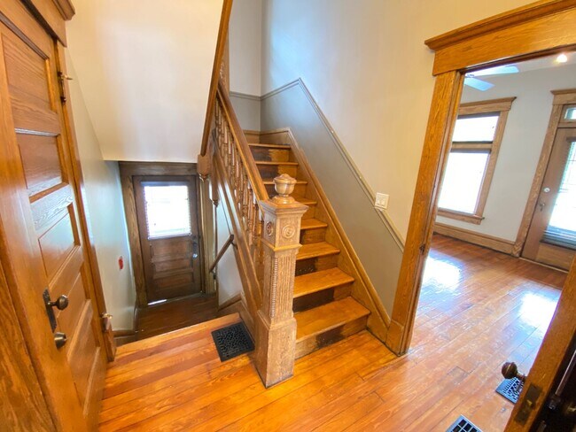 Foto del edificio - Huge Brick House! Free Parking!