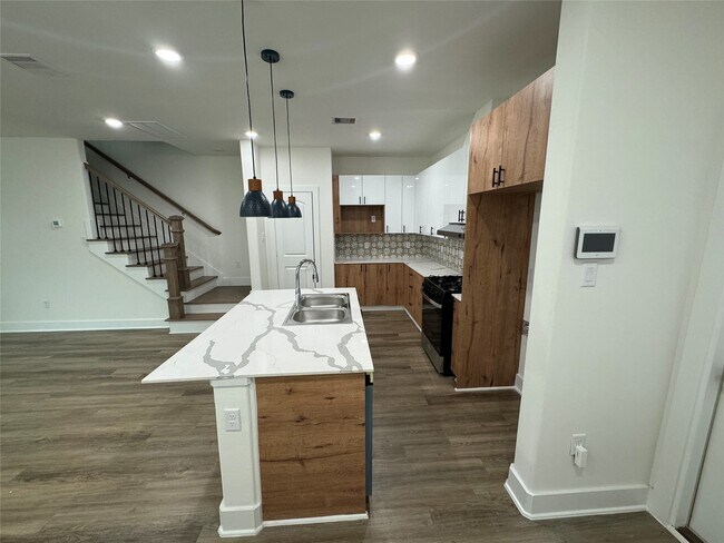 Building Photo - 851 S Victory Dr