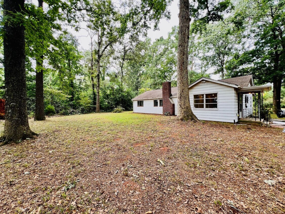 Building Photo - 3 Bed | 2 Bath Single Family Home