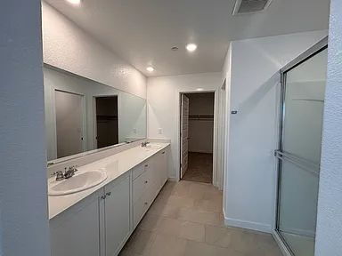 Foto del edificio - Spacious 5-Bedroom Retreat with 3 Full Baths in Charming Elk Grove