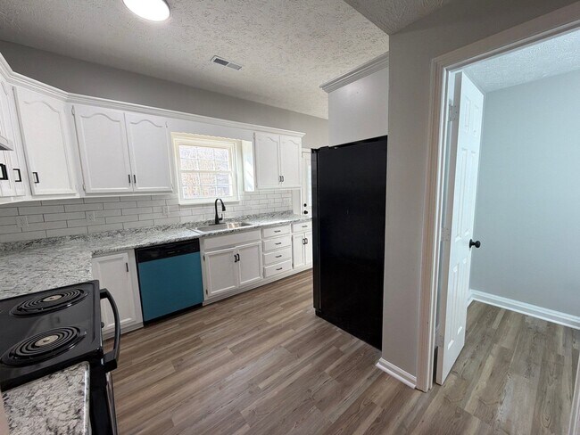 Building Photo - 103 Kestrel Ct SW