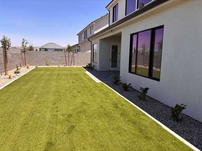 Foto del edificio - BRAND NEW 5 bed | 3.5 bath | 3 car garage ...